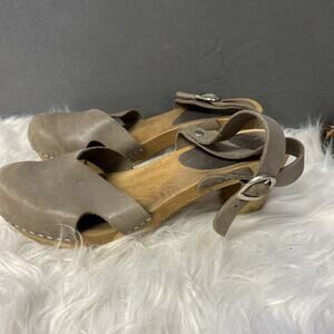 Size 39 Woman’s Clog Mary Jane Sandals Taupe Leather Buckle Strap Block Heel